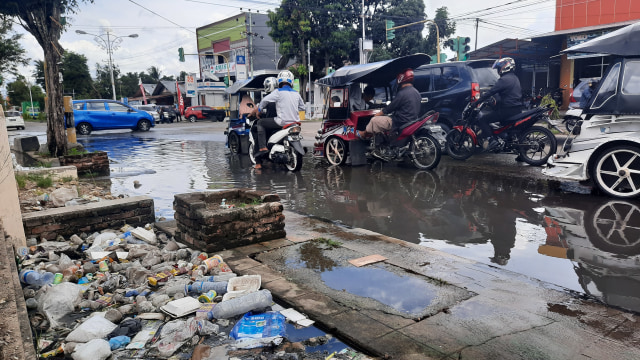 Saluran air di Kota Gorontalo yang dipenuhi sampah. Kamis, (9/1). Foto : Dok Banthayo.id (Wawan Akuba) 