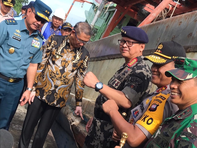 Menteri Kelautan dan Perikanan Edhy Prabowo, meninjau kapal Vietnam yang ditangkap patroli KKP di Laut Natuna. Foto: Teri/Hi!Pontianak
