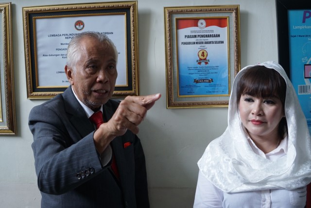 Oc Kaligis dan Dewi Tanjung di Pengadilan Negeri Jakarta Selatan, Kamis (9/1). Foto: Helmi Afandi Abdullah/kumparan