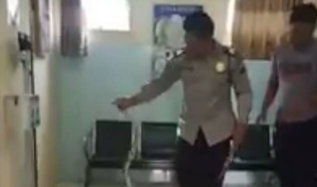 Viral Video Polisi Probolinggo Menangkap Ular Kobra di Puskesmas