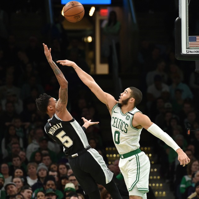 Forward Boston Celtics, Jayson Tatum, mencoba memblok tembakan guard San Antonio Spurs, DeJounte Murray. Foto: Bob DeChiara-USA TODAY Sports via Reuters
