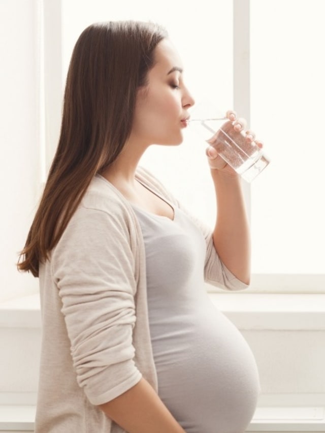 Ilustrasi ibu hamil minum air putih Foto: Shutter Stock