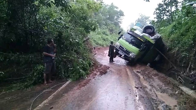 Akses jalan Lahat-Pagaralam Tertimbun longsor (9/1)