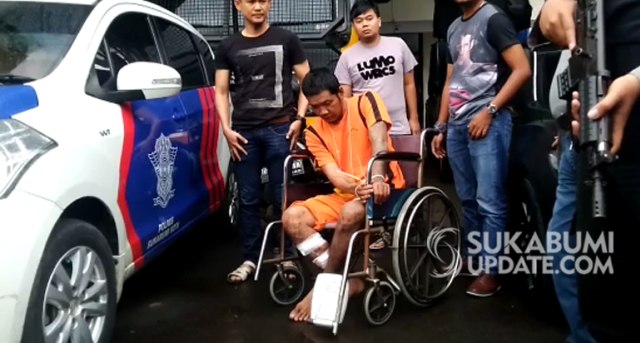Pelaku penusukan driver ojol, DN (38 tahun) dikawal ketat petugas di Mapolres Sukabumi Kota. DN melakukan penusukan saat merampas handphone Taufik Hidayat seorang driver ojol. | Sumber Foto:Oksa BC