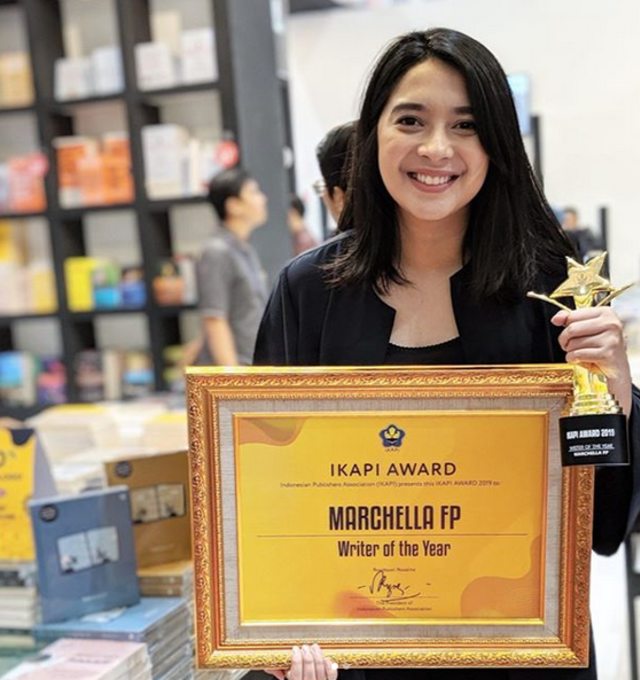 Marchella FP, pengarang buku best-seller Nanti Kita Cerita Tentang Hari Ini, dinobatkan menjadi Writer of the Year 2019 oleh IKAPI | Photo by Instagram/@marchellafp 