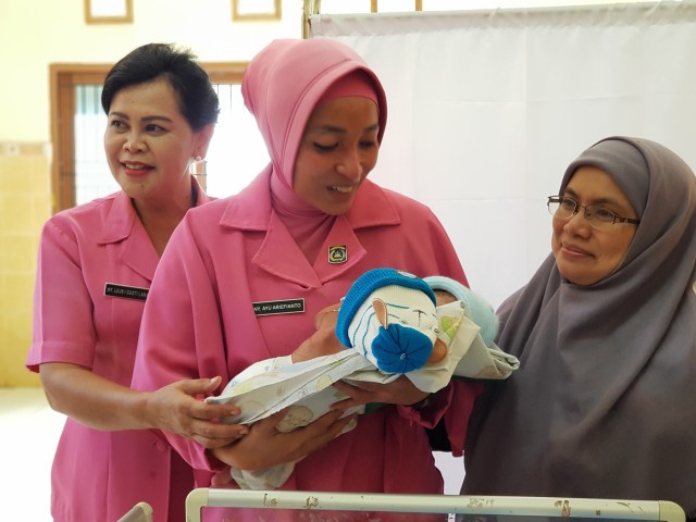 Anggota Bhayangkari Polres Kobar mengunjungi bayi kembar dempet dada di RSUD Sultan Imanuddin Pangkalan Bun. (Foto: Joko Hardyono)