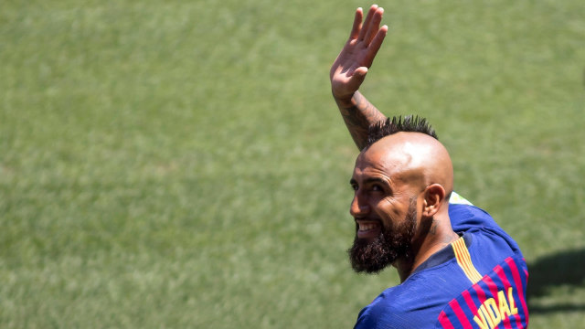 Vidal saat diperkenalkan secara resmi di Camp Nou. Foto: Reuters/Stringer