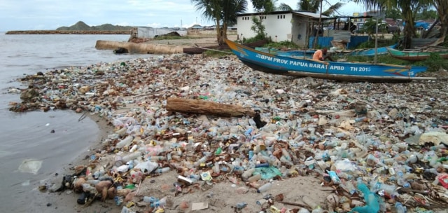 Tampak kawasan Pantai Lido Kota Sorong dipenuhi sampah plastik. Foto: Ana