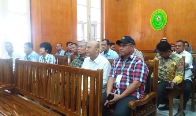Dzulmi Eldin menjadi saksi kasus suap di PN Medan. Disampingnya, Plt Wali Kota Medan Akhyar Nasution terlihat duduk mendampingi. Foto : Istimewa