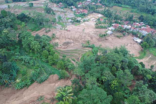 Foto udara lokasi tanah longsor di Desa Harkat Jaya, Kecamatan Sukajaya, Kabupaten Bogor, Jawa Barat, Kamis (9/1). Foto: ANTARA FOTO/Galih Pradipta