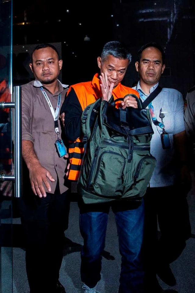 Komisioner KPU Wahyu Setiawan mengenakan rompi tahanan usai menjalani pemeriksaan di gedung KPK, Jakarta, Jumat (10/1) dini hari. Foto: ANTARA FOTO/Dhemas Reviyanto