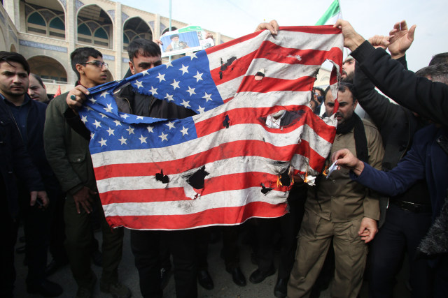Masyarakat Iran membakar bendera AS pada acara demonstrasi terhadap Amerika Serikat di Tehran, Iran, pada Jumat (3/1) setelah kematian Qassem Soleimani. Dok Atta Kenare/AFP via Getty Images/﻿﻿Getty﻿