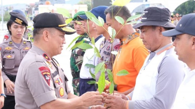 Polda Sulbar menggelar penanaman 6.700 pohon. Foto: Dok. Humas Polda Sulbar