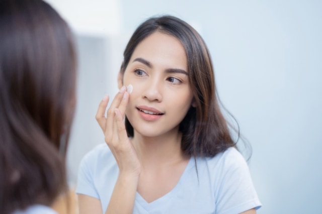 Ilustrasi perempuan memakai skin care untuk menjaga kelembapan kulit. (Foto: Shutterstock)