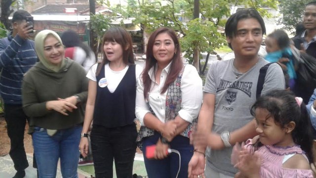 Charly Van Houten, berkumpul komunitas Sahabat Diwa di Taman Monumen Soekarno Hatta, Jebres. (Agung Santoso)