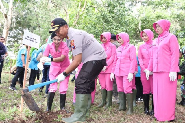 Jaga Lingkungan, Polisi Tanam 5 Ribu Pohon di Tulungagung (348233)