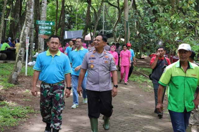 Jaga Lingkungan, Polisi Tanam 5 Ribu Pohon di Tulungagung (348234)
