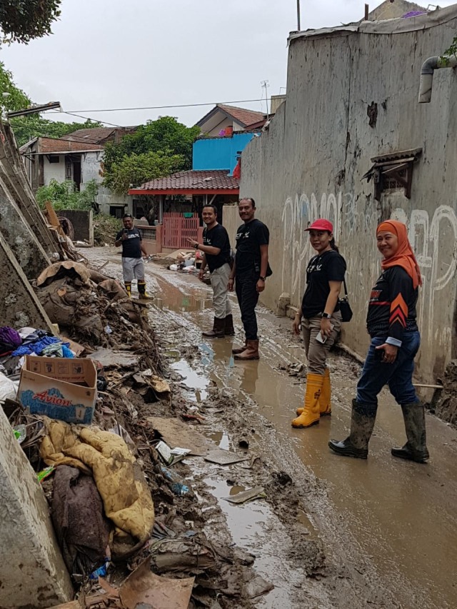Member CTI menyusuri jalan yang berlumpur sisa banjir di Bekasi. Foto: Dok. CR-V Turbo Indonesia
