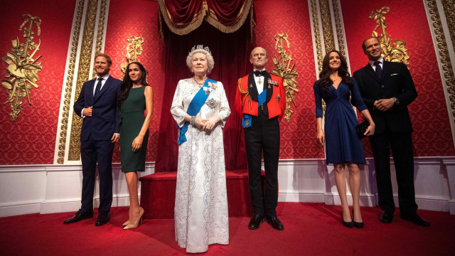 Patung lilin keluarga Kerajaan Inggris di Madame Tussauds lengkap dengan Meghan & Harry. Foto: Victoria Jones/Reuters
