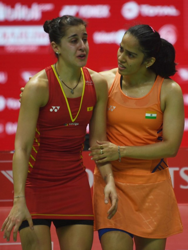 Carolina Marin (kostum merah) dan Saina Nehwal di final Indonesia Masters 2019. Foto: ADEK BERRY / AFP