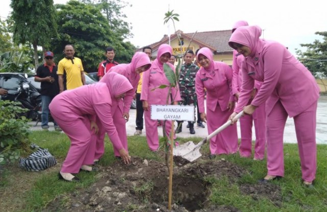 Polri Peduli Lingkungan, Polsek Gayam Tanam 300 Pohon