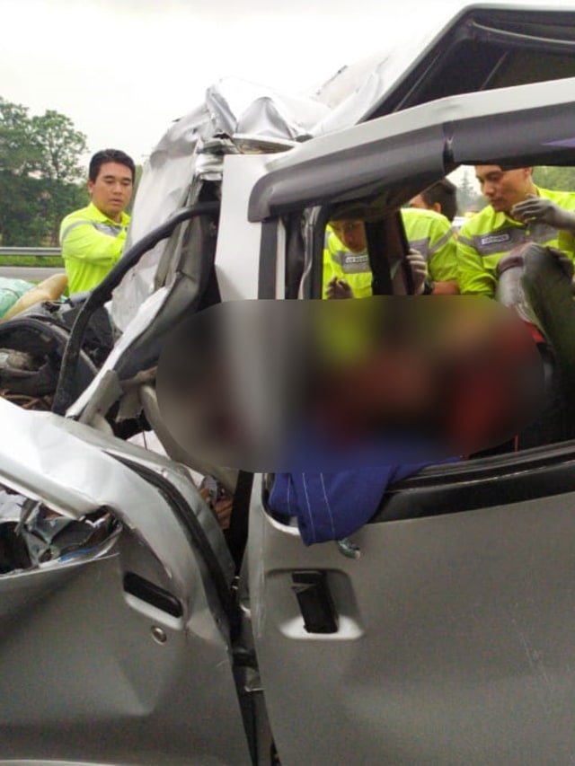 Petugas mengevakuasi korban kecelakaan di Tol Cipali KM 119. Foto: Dok. Istimewa