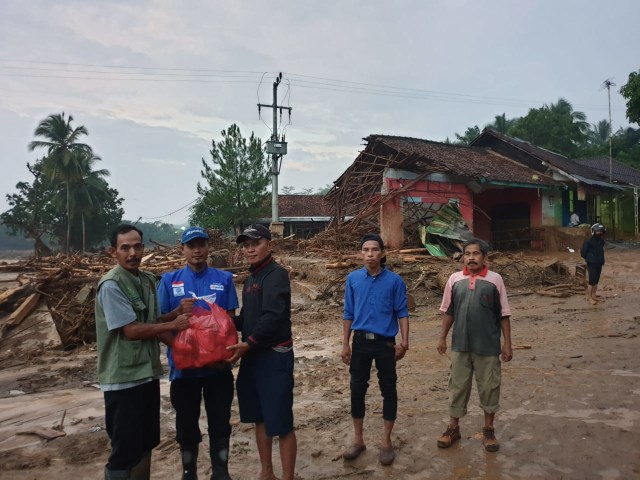 DT Peduli Salurkan Bantuan Untuk Korban Bencana Banjir Bandang Lebak Banten