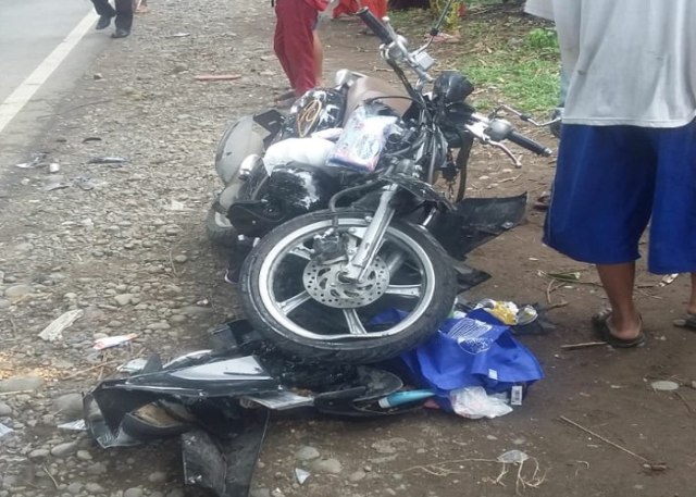 Motor korban rusak parah bagian depan saat ditabrak truk 6 roda di Jalan Poros Takalar-Makassar, (Makassar Indeks/Sibali).