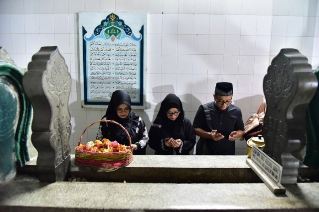 istri Gubernur Sulsel, Lies F Nurdin berdoa di Makam Pangeran Diponegoro (Makassar Indeks/Herlin).