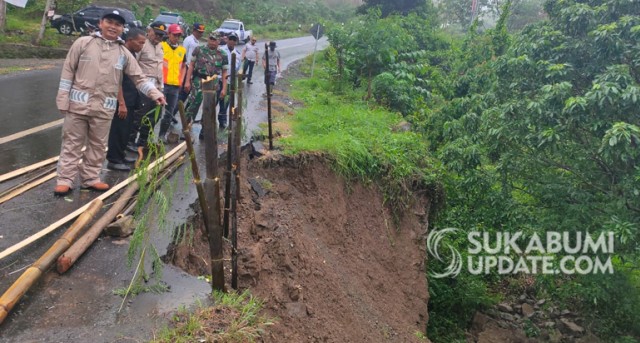 Tembok Penahan Tanah (TPT) sayap Jembatan Cimarinjung 1 Ciemas, Kabupaten Sukabumi, amblas akibat hujan deras yang mengguyur sejak Jumat (10/1/2020) pagi. | Sumber Foto:Ragil Gilang