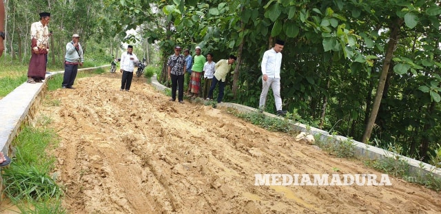 Jalan poros desa yang masih rusak dan berlumpur di Desa Batuporo Timur saat ditinjau anggota DPRD Sampang. Ruas jalan ini belum tersentuh perbaikan oleh pemerintah. (Ryan/MM).