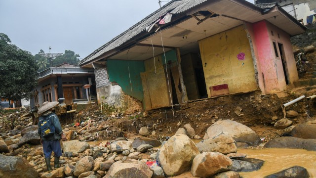 Kerusakan akibat longsor dan banjir bandang di Desa Adat Urug, Kecamatan Sukajaya, Kabupaten Bogor, Jawa Barat, Jumat (10/1/2020). Foto: ANTARA FOTO/Galih Pradipta