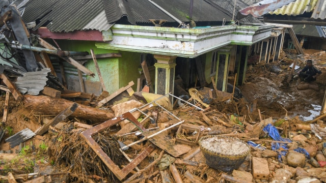 Kerusakan akibat longsor dan banjir bandang di Desa Adat Urug, Kecamatan Sukajaya, Kabupaten Bogor, Jawa Barat, Jumat (10/1/2020). Foto: ANTARA FOTO/Galih Pradipta