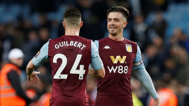 Jack Grealish (kanan), kapten Aston Villa yang disebut cocok bermain bersama Manchester United. Foto: REUTERS/Andrew Yates 