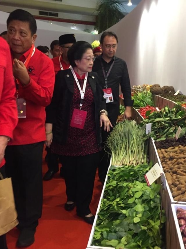 Ketum PDIP Megawati Soekarnoputri meninjau pameran di Rakernas PDIP. Foto: Paulina Herasmaranindar/kumparan