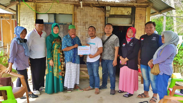 Jurnalis banthayo.id sebagai perwakilan kumparan.com, didampingi KN-Gorontalo dan pemerintah setempat, saat menyerahan giant chek kepada Saiful Kasim, penderita tumor rahang (Ameloblastoma). Jumat, (10/1). Foto : Dok Banthayo.id