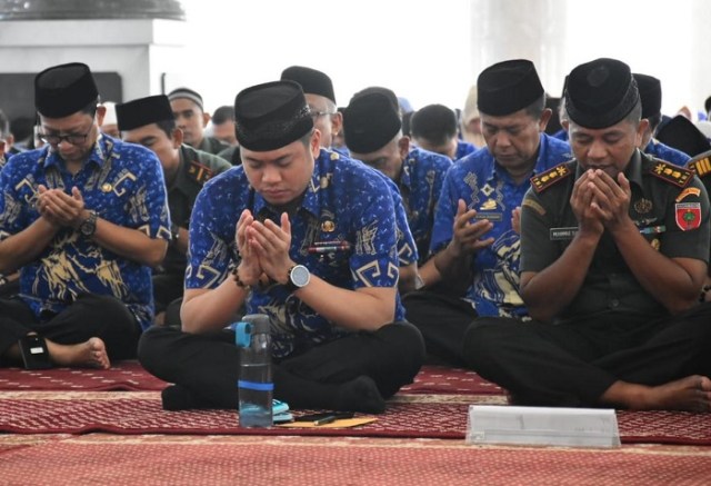 Bupati Gowa, Adnan Purichta YL berdoa di masjid Syech Yusuf Gowa, (Makassar Indeks/Sibali).