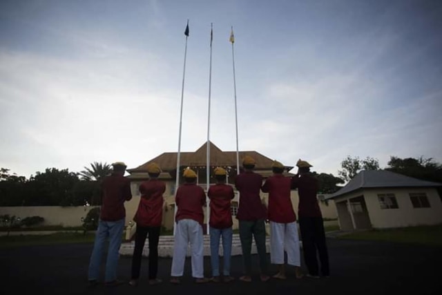 Proses penurunan bendera di Kesultanan Ternate. Foto: Gustam Jambu/cermat