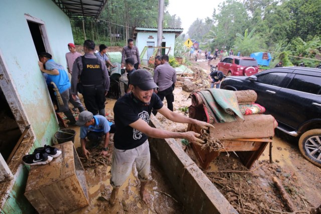 Masyarakat bersama aparat bahu membahuembersihkan material sisa longsor, Jumat (10/1) | Foto : Humas Pemprov Lampung