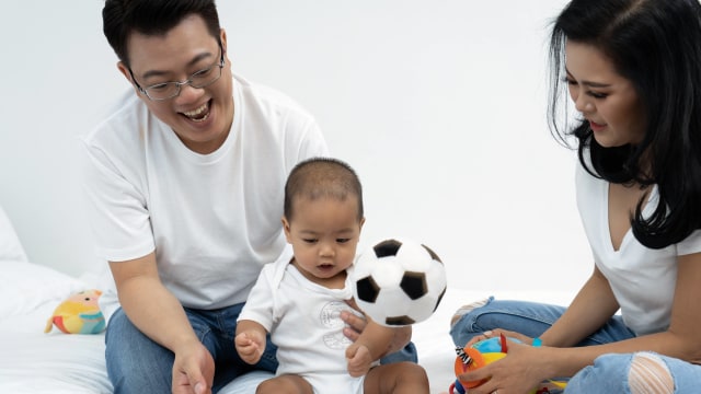 Ilustrasi bayi dan anak balita melempar barang atau mainan. Foto: Shutter Stock