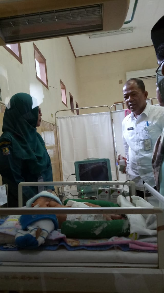 Direktur RSUD Sultan Imanuddin Pangkalan Bun Fachrudin melihat kondisi bayi kembar siam. (Foto: Joko Hardyono)