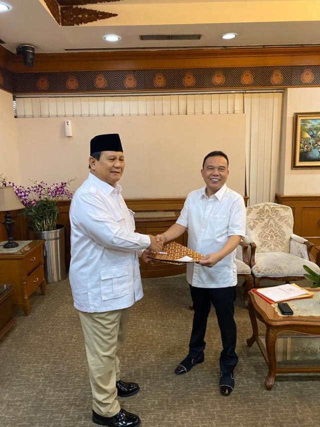 Prabowo Subianto memberikan SK pengangkatan Rektor UKRI ke Sufmi Dasco Ahmad. Foto: Dok. pribadi