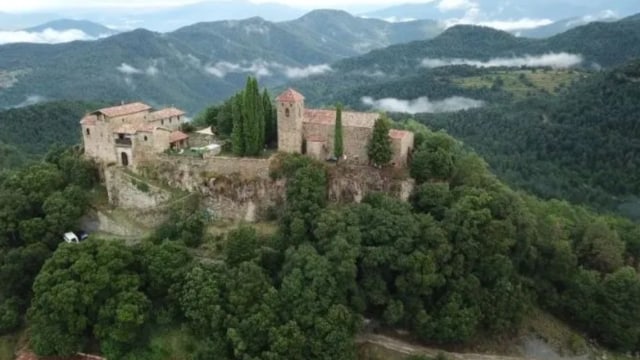Bangunan Llaes Castle di Spanyol. Foto: Dok. Airbnb 