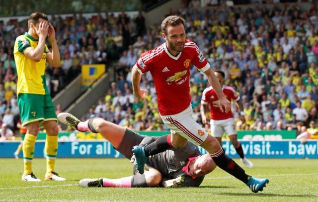 Juan Mata selebrasi usai cetak gol ke gawang Norwich City. Foto: Reuters / John Sibley 