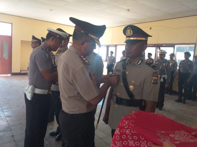 Kapolres Nagekeo AKBP Agustinus Hendri Fai melantik pejabat baru Perwira Polres Nagekeo, Jumat (10/1/2020). Foto: Arkadius Togo. 