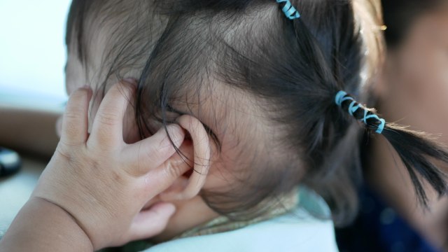 Ilustrasi anak terkena infeksi telinga tengah. Foto: Shutter Stock