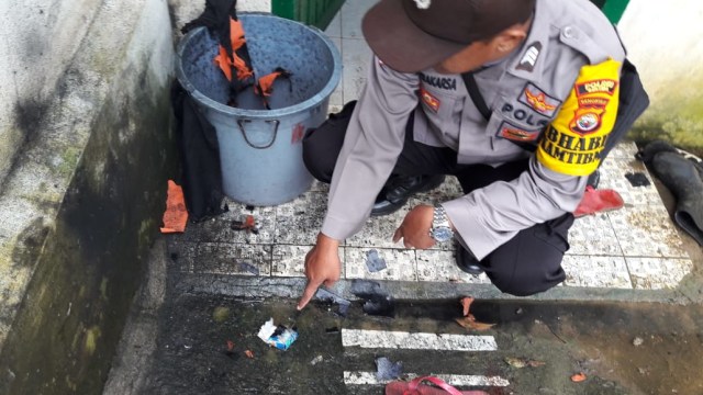 Barang bukti sisa ledakan bom tas di Bengkulu