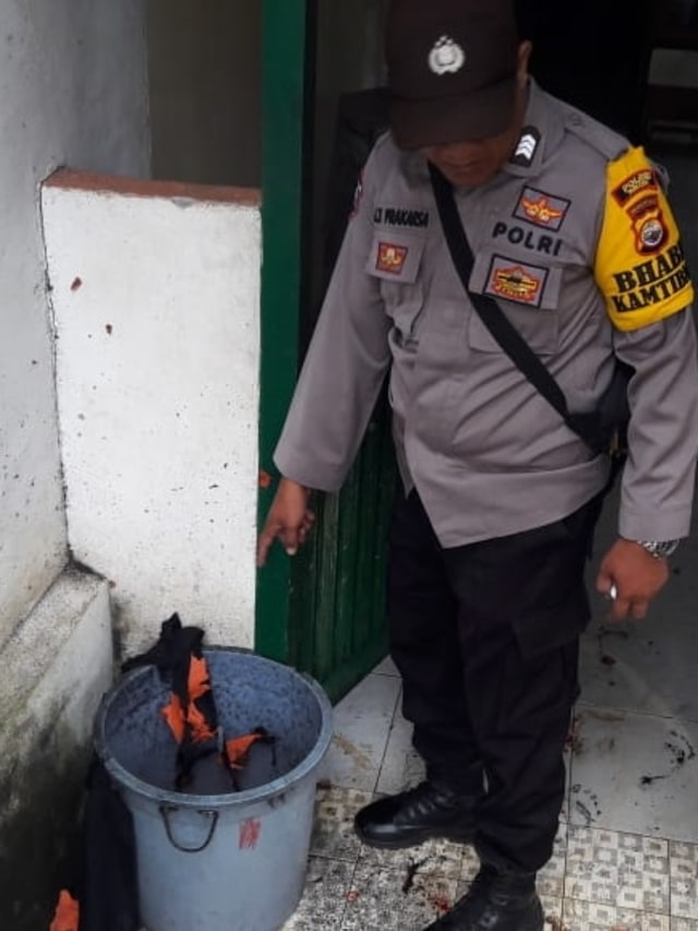 Polisi menunjukkan lokasi ledakan bom tas di Bengkulu. Foto: Dok. Istimewa