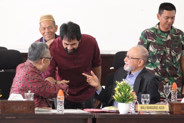 Pengamat intelijen Suhendra Hadikuntono bersalaman dengan Muzakir Manaf. Foto: Rusdi 