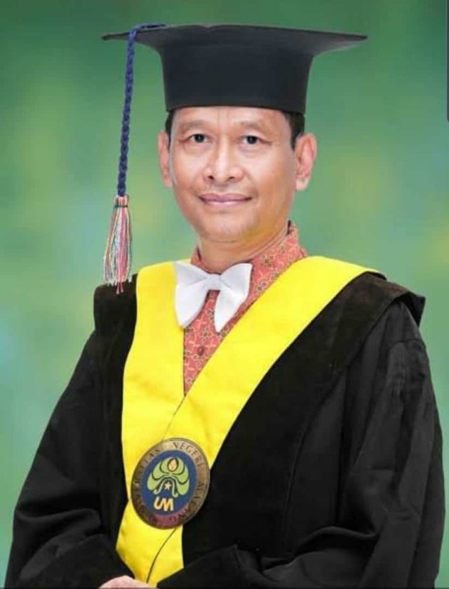 Prof Dr Gunadi Hari Sulistyo, Guru Besar Universitas Negeri Malang yang meninggal akibat kecelakaan setelah bentor yang ia naiki ditabrak oleh mobil. (Foto: Dokumen)